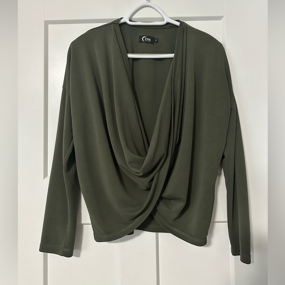 Zyia Army Cutsie long sleeved yoga top size small